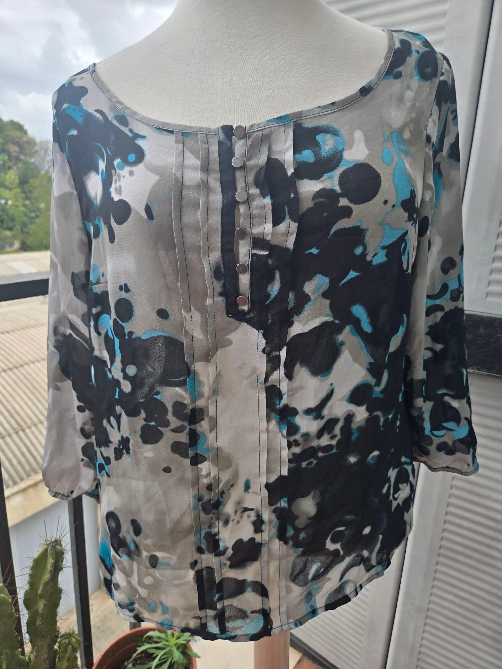 Camisa mujer estampado graffiti
